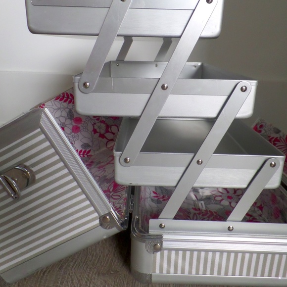 Holt Renfrew Professional Makeup Case - Picture 6 of 6